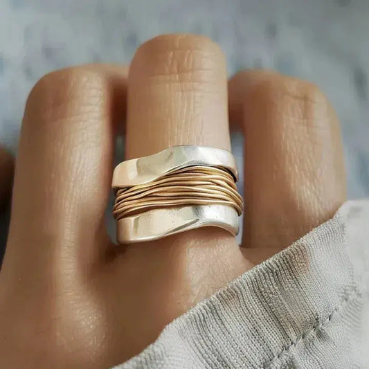 Anillo Trenzado de Acero Inoxidable Tono Dorado con Relieve