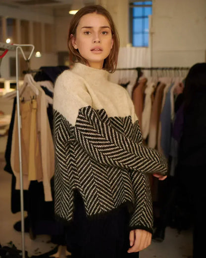 Madison | Mujer Suéter de Punto Cuello Alto con Estampado Chevrón