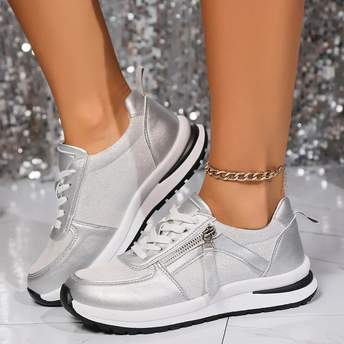 Riley | Mujer Zapatillas con Acabado Metálico y Cremallera Lateral