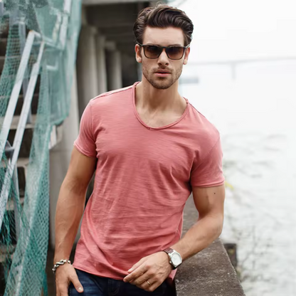 Léon | Hombre Camiseta Básica de Algodón con Escote en V